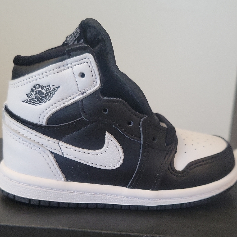 Nike Kids' Air Jordan 1 Retro High OG Black/White Shoes - Picture 6 of 6